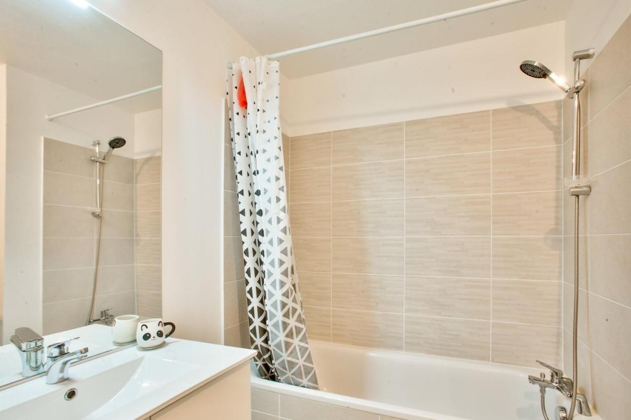 Private In Sharing Free Parking Apartment *
